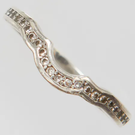 Ring med stenar stl:15¾ bredd: 2mm, skev, silver 925/1000 Vikt: 1,5 g
