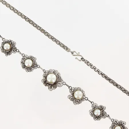 Collier längd 49cm bredd 2,5-14mm, filigranarbete med odlade saltvattenpärlor Ø4-7mm, skevheter, ostämplad, silver. Vikt: 15,1 g
