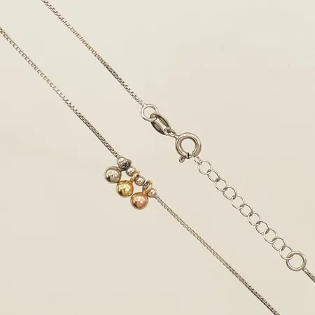 Collier med integrerade hängen trefärgade, längd 42-45cm, bredd 0,8-7mm, Golden Swan AB (Indo Nordic) silver 925/1000 Vikt: 2,9 g