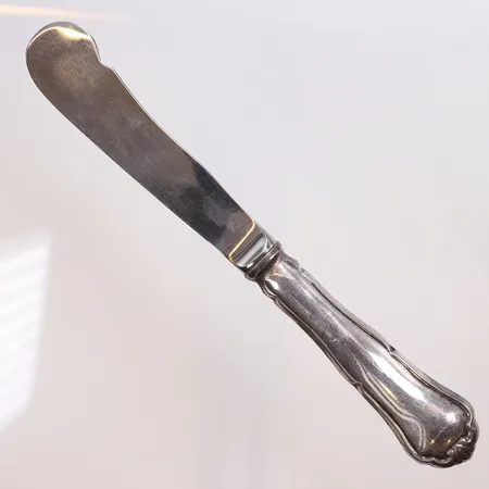 Smörkniv, längd 18,5cm, bredd 12-24mm, blad i rostfritt stål, handtag i silver, 830/1000 silver, 77,9g bruttovikt