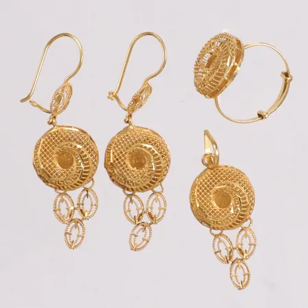 Set ett par örhängen längd 5cm hänge längd 4cm bredd 15,0mm ring stl:18¼-20 21K Vikt: 9,5 g på auktion i Linköping hos Pantbanken Sverige