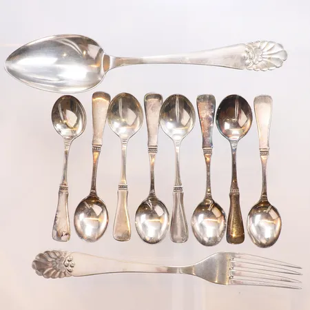 Diverse silver bland annat Rosenholm silver 830/1000 Vikt: 146,7 g på auktion i Göteborg Mölndal hos Pantbanken Sverige