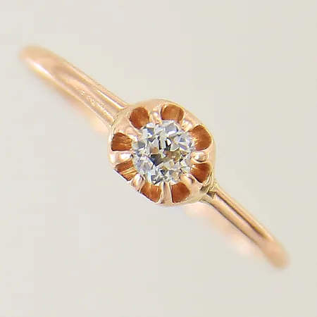 Ring med gammalslipad diamant ca 0,15ct stl:15¾ bredd 0,7-4,9mm ostämplad 18K Vikt: 1,1 g