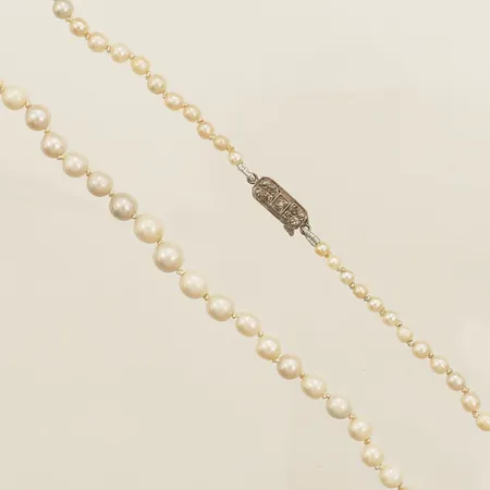 Pärlcollier doserad lås med diamanter 5x0,005ct längd 40cm, bredd 3,5-4,6mm behov av omträdning lås i vitguld 18K    Vikt: 9,7 g