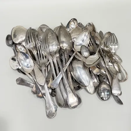 Diverse silverbestick buckliga gravyrer silver 830/1000 Vikt: 2428,4 g på auktion i Solna hos Pantbanken Sverige
