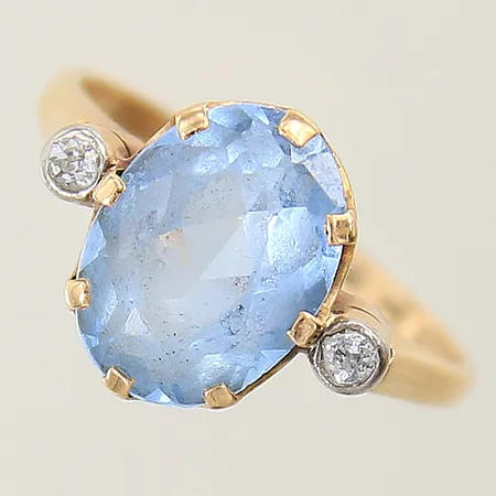 Ring med syntetisk blå spinell och gammalslipade diamanter 2 x ca 0,03ct stl:16 bredd 1,7-11,6mm 18K Vikt: 3 g på auktion i Solna hos Pantbanken Sverige