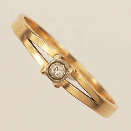 Ring med diamant ca 0,03ct stl:18, bredd 3,8mm Pettersson Ab Olof år 1983 18K Vikt: 1,8 g