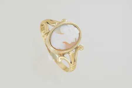 Ring camé stl: 18 mm, 18K Vikt: 2,3 g på auktion i Växjö hos Pantbanken Sverige