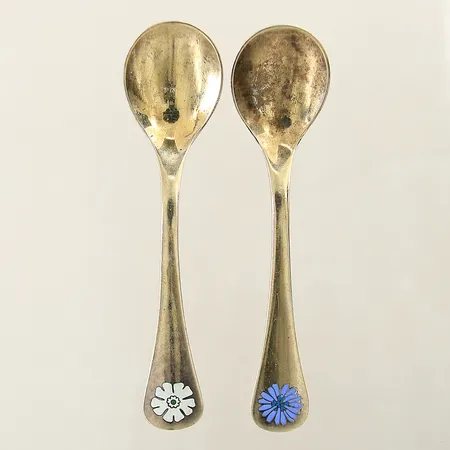 Två årsskedar 1980-1981 Georg Jensen 10,5cm emaljdetaljer förgyllda silver 925/1000 Vikt: 39,1 g