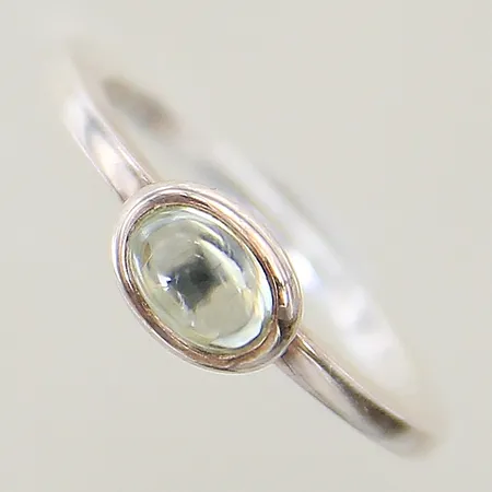 Ring med grön kvarts Love bead Efva Attling stl:16 bredd 1,6-5,8mm silver 925/1000  Vikt: 2,7 g