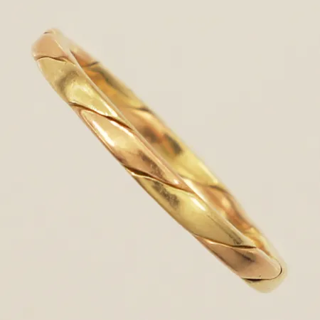 Ring med vriden dekor stl:18¼, bredd 2,1mm tvåfärgad 18K Vikt: 3,2 g