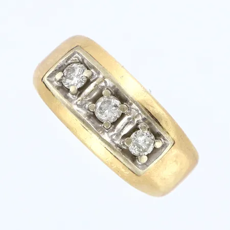 Ring med diamanter ca 0,25ctv, stl: 15, bredd: 3,5-8mm, skev, sliten sten med nagg, skadad fattning, 14K Vikt: 4,8 g