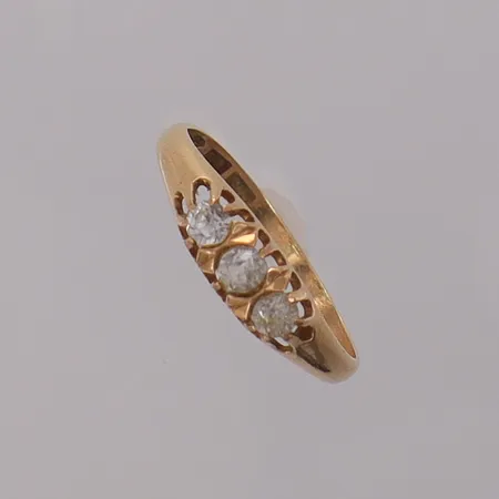 Ring med stenar, stl:17¾ bredd 1,9-4,7mm. 18K Vikt: 1,7 g