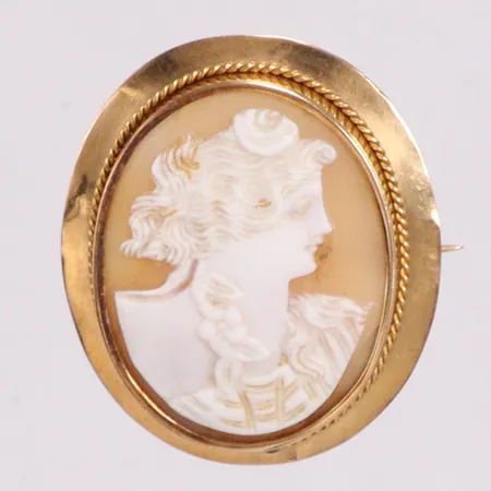 Brosch Camé Petterssons Eftr Juvelerar Ab Joh år 1919 längd 41,5mm bredd 35mm något ojämn  18K Vikt: 10,8 g