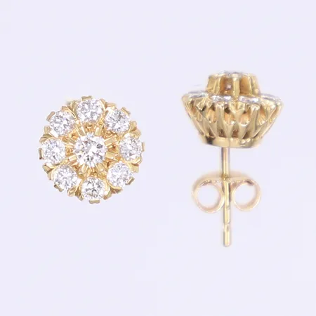 Ett par örhängen med diamanter 2 x ca 0,10ct och 16 x ca 0,04ct, 18K Vikt: 3,1 g