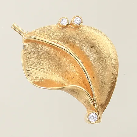 Brosch löv med diamanter 1 x ca 0,05ct 1x ca 0,02ct 1 x ca 0,03ct 28x22mm borstad yta 18K Vikt: 10,6 g