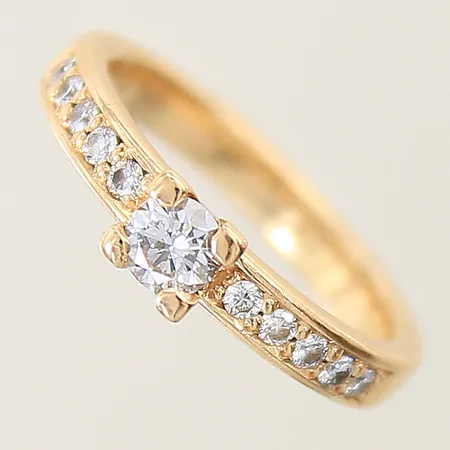Ring med diamanter 0,45ctv enligt gravyr mittensten ca 0,25ct Schalins stl:16¼ bredd 3-4,7mm 18K Vikt: 4,4 g