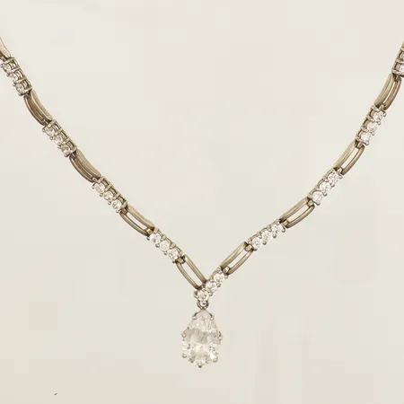 Collier halvstel med vita stenar längd 43cm, hängets del: 25mm, bredd 3,9-10,5mm stämplad CAO silver 925/1000 Vikt: 27,1 g