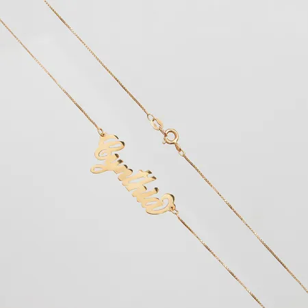 Kedja Venezia längd: 47,8cm, bredd: 0,6mm, integrerat hänge med namn 33,1x14,1mm, 18K Vikt: 2,4 g