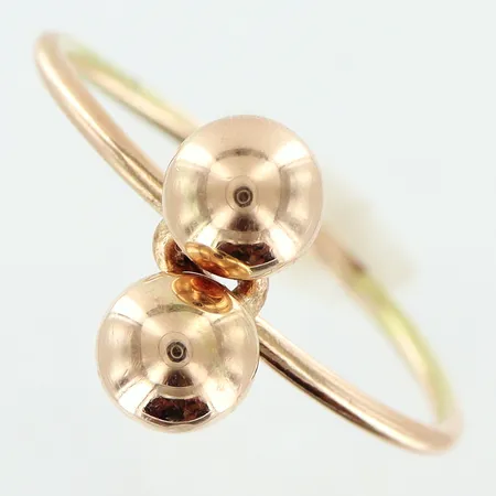 Ring stl:18½, bredd 1-9,5mm, skev skena, 14K Vikt: 1,6 g