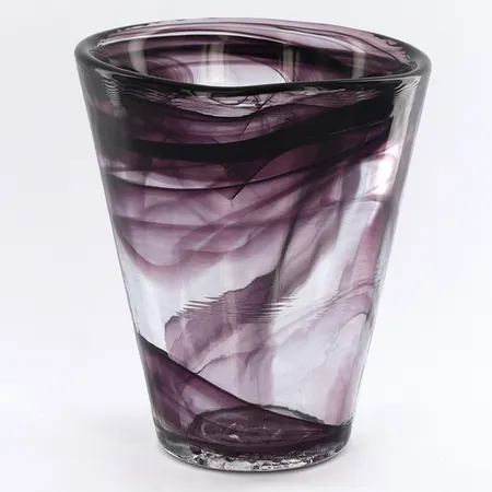 Tumblerglas ur serien Mine Ø9cm, höjd:7cm, svart av Ulrika-Hydman Vallien, stämpelmärkta UHV samt etikettmärkta Kosta Boda Skickas med paket.