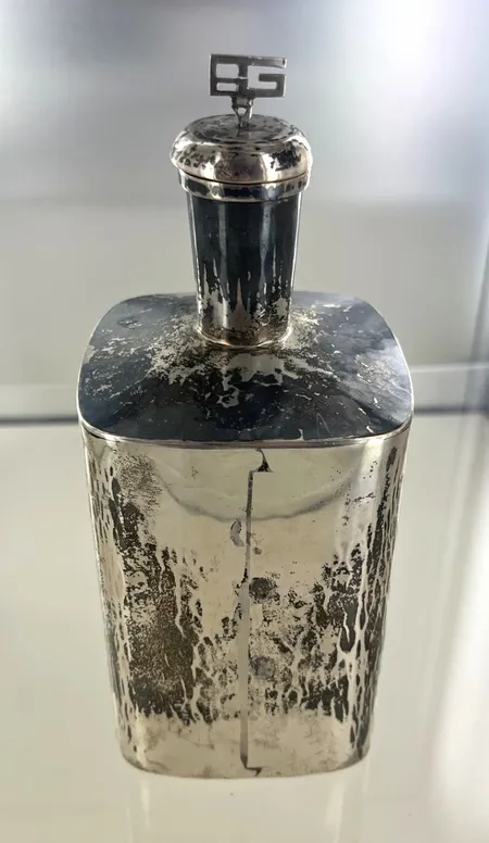 Flaska handgjord med kork år 1979, höjd 17 cm bredd 7,4 cm silver Vikt: 424,4 g på auktion i Växjö hos Pantbanken Sverige