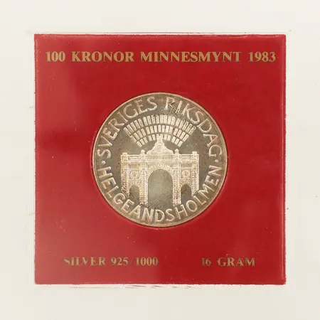 Minnesmynt 100Kr Ø32mm,"Sveriges Riksdag Helgeandsholmen" år 1983 plastetui silver 925/1000 Vikt: 15,9 g