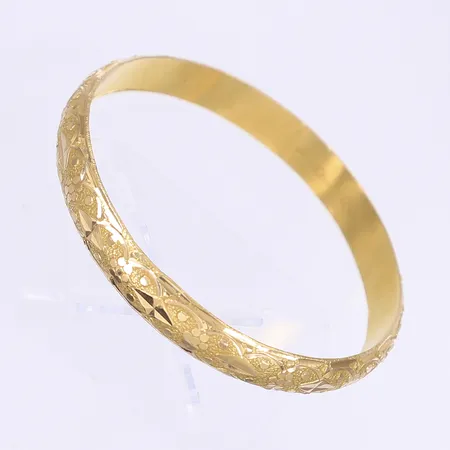 Armband med präglad dekor Ø6cm, bredd 8mm, 18K Vikt: 10,7 g