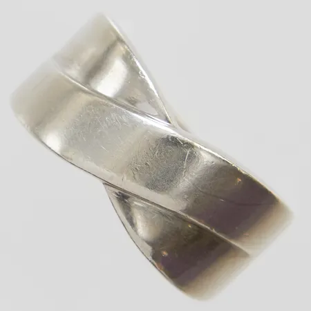 Ring stl:18 bredd: 5,7-10mm, silver 925/1000 Vikt: 5,7 g