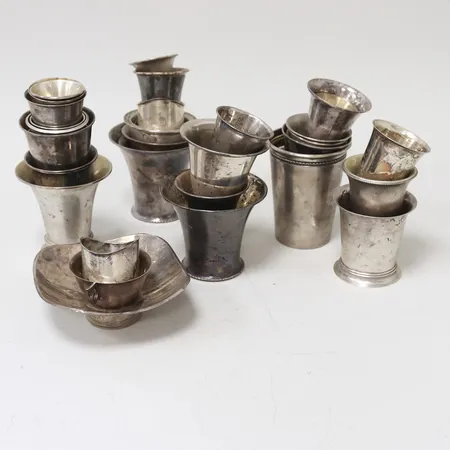 41 bägare/pokaler 3-9cm, 1 fat, allt med gravyr och defekter, silver 830/1000 Vikt: 1371,7 g
