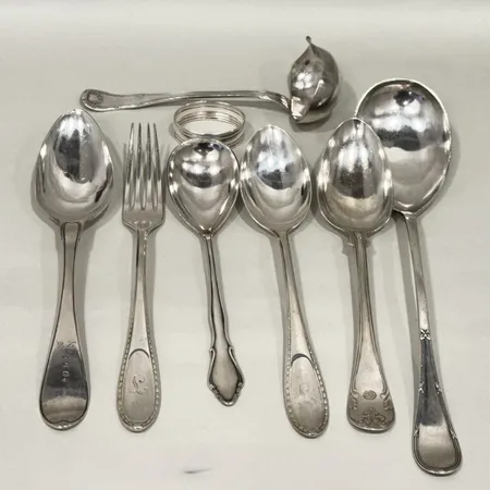 Diverse silverbestick olika modeller/storlekar bucklor gravyrer silver 830/1000 Vikt: 443,2 g på auktion i Solna hos Pantbanken Sverige