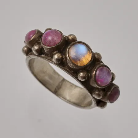 Ring stl:18 Kumkum bredd 5,2-8,3mm, 5st rosa stenar, repor, 925/1000 silver, 8,19g.