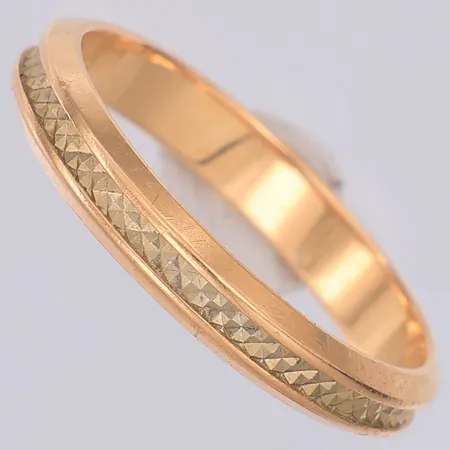Ring gul/vitguld stl:19, gravyr, 18K Vikt: 3,7 g