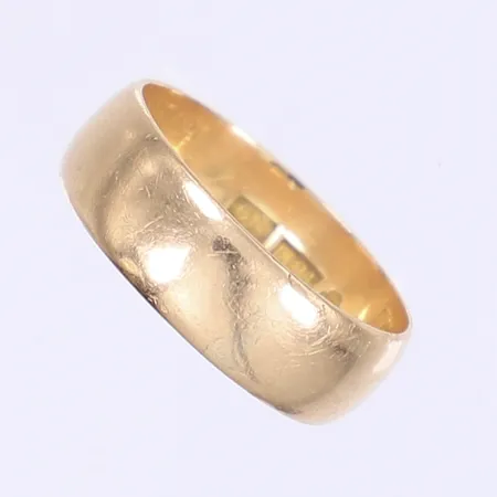 Ring slät stl:18¼, bredd 6mm, gravyr, 18K Vikt: 4,9 g