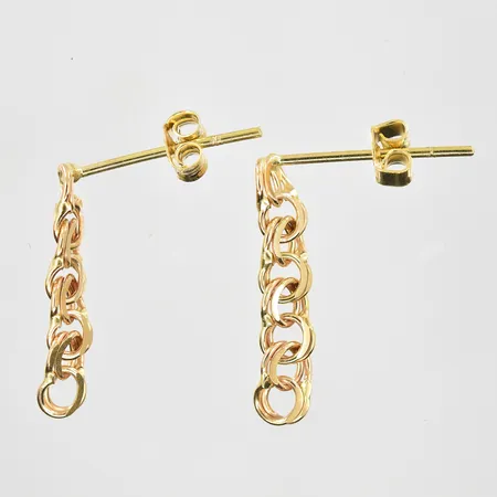 Örhängen Bismarck längd 23mm, bredd 4mm, långa stift, 18K. Vikt: 2 g