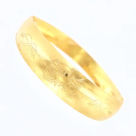 Ring med mönster stl: ca 18¼, bredd: 2,5-5mm, skev, 18K Vikt: 1 g