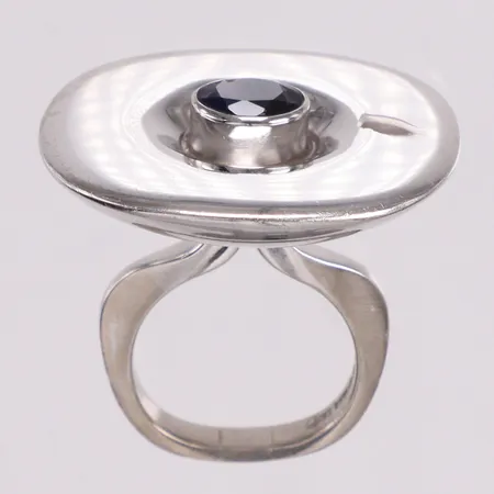 Designring med safir 6x8mm Formgivare Sigurd Persson 1914-2003 tillverkad år 1972 stl:18 original etui vitguld 18K Vikt: 24 g