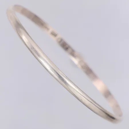Armring Ray Urban år 1957 Ø ca 64mm bredd 4mm, skev, 925/1000 silver Vikt: 10,1 g