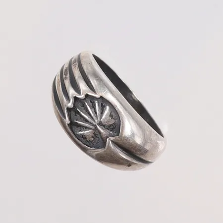Ring, stl:19¼, bredd 3-12mm, 925/1000 silver Vikt: 4,8 g