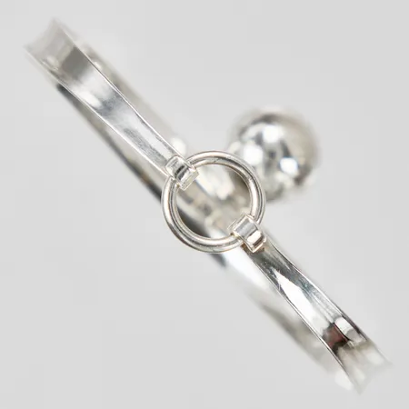 Armring med berlock Ø ca 5,5-6cm bredd: ca 3-12mm öppningsbar E.Granit&Co år 1966 Finland 813/1000 Silver Vikt: 15,2 g