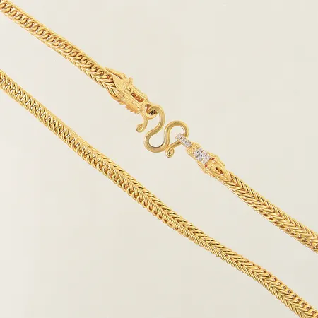 Kedja med motiv av drakar med vita och rosa stenar thaiguld 2 baht längd 55,5cm bredd 3,9-7,5mm något skev länk 23K Vikt: 30,4 g