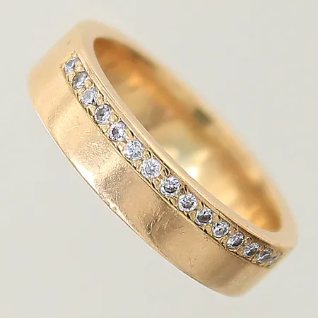 Ring med diamanter 0,15ctv enligt gravyr stl:16¼ bredd 4,9mm gravyr 18K Vikt: 6,8 g