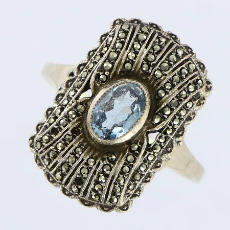 Ring med blå sten samt markasiter, stl: 18½, bredd: 1,5-20mm, stenar saknas, 925/1000 silver Vikt: 6 g