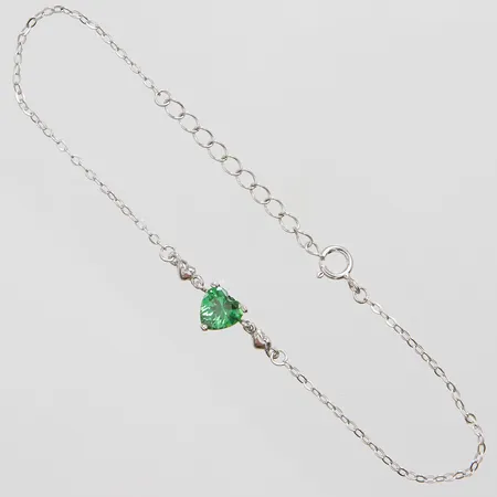 Armband med grön sten hjärta längd: 16,5-19,5cm, bredd: 1mm, silver 925/1000 Vikt: 1,2 g på auktion i City hos Pantbanken Sverige