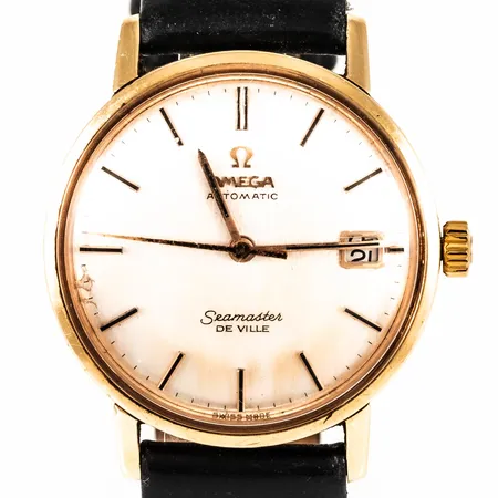 Herrur Omega Seamaster De Ville Automatic guld 18K Ø34,5mm, datum, plexiglas original, svart läderband (defekt), något repigt glas, fläckig urtavla, anfrätt sekundvisare, krona defekt, går ej att ställa, behov av service. Bruttovikt:44,5g.