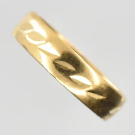 Ring stl:18¼ bredd 5 mm, gravyr, 18K. Vikt: 2,8 g