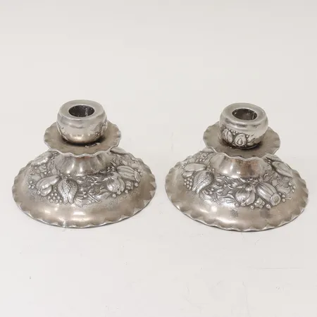 Ett par ljusstakar höjd 8cm bredd 13,5cm, prima nysilver. Skickas med paket.