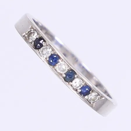 Ring med diamanter 5 x ca 0,02ct och blå stenar, stl:18, bredd 3mm, svenska stämplar, vitguld, 18K Vikt: 3,3 g