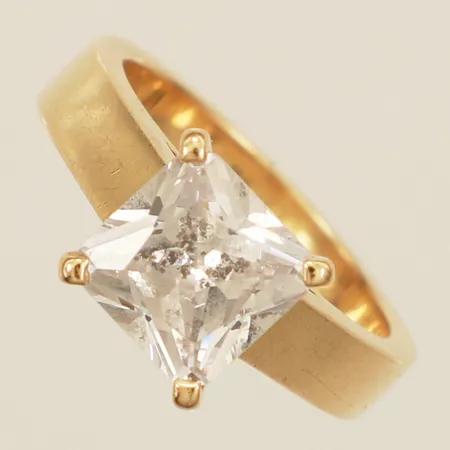 Ring med vit sten stl:17 bredd 9mm gravyr 18K Vikt: 8,3 g