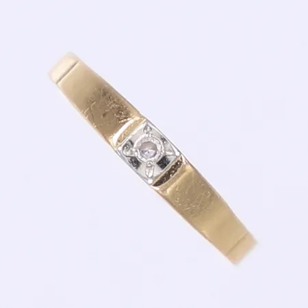 Ring med vit sten stil:16¼, bredd 2-3mm, 18K Vikt: 1,6 g